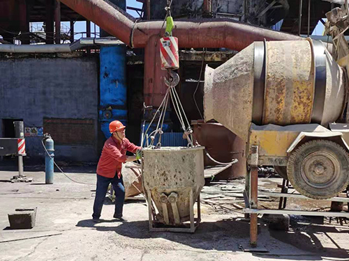 25萬噸硫鐵礦制酸裝置沸騰爐爐頂澆筑施工現(xiàn)場 25萬噸硫鐵礦制酸裝置沸騰爐爐頂澆筑施工現(xiàn)場